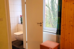 Blick vom Schlafzimmer ins Bad