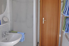 Die Ferienwohnung "unten" verfügt über ein modernes Tageslichtbad mit Dusche.
